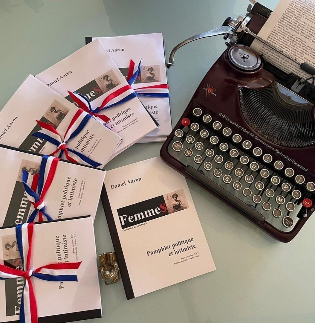 livres et machine à écrire