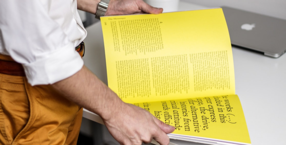 un homme lisant un livre